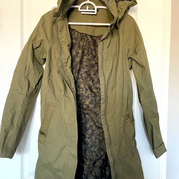 lululemon athletica Jackets & Blazers - Lululemon rain coat